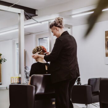 Haare frisieren im Salon von Christine Coiffure GmbH